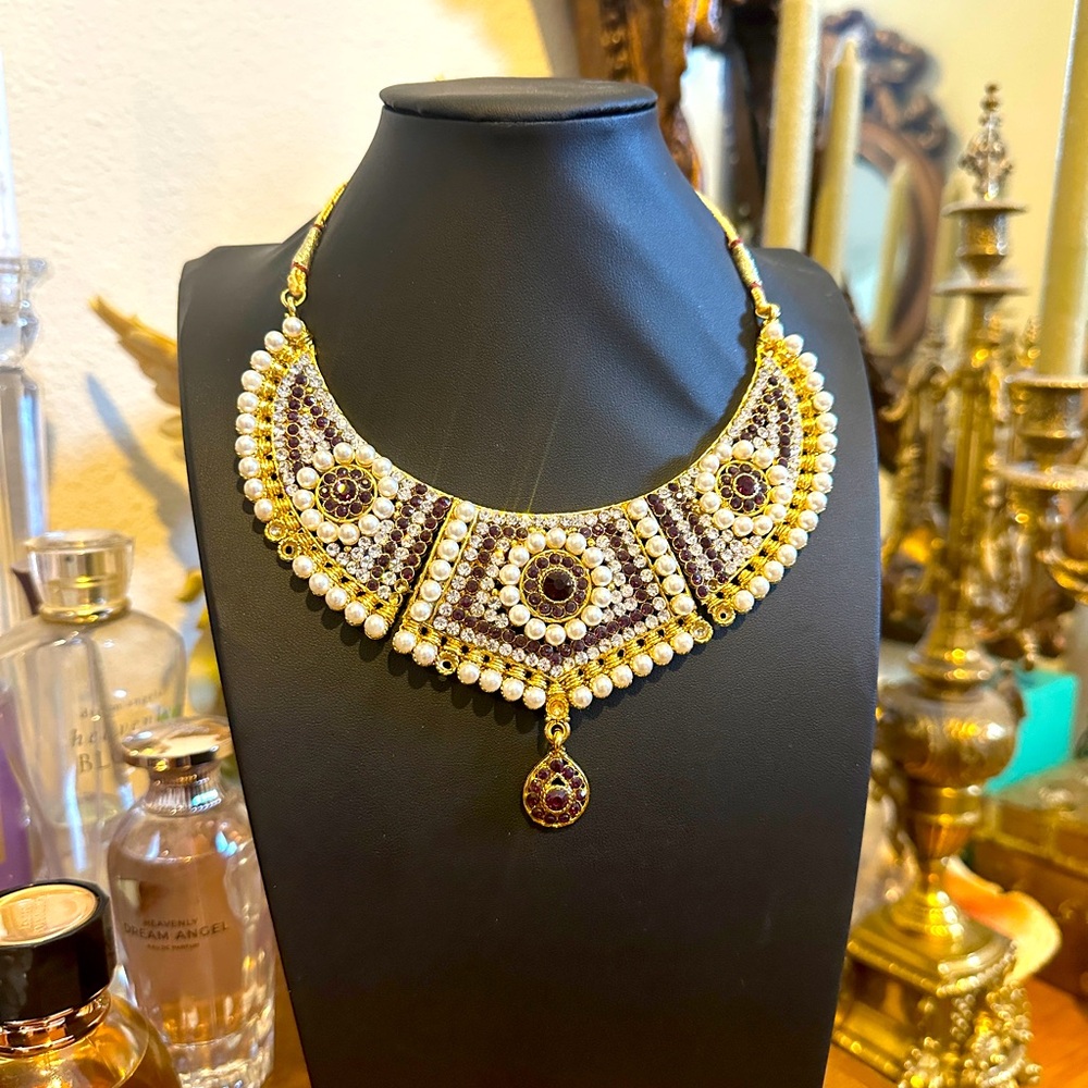 Elegant Gold and Pearl Necklace